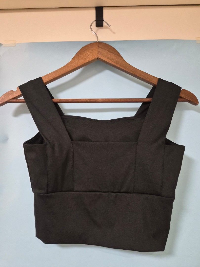 Black wide strap bralette (Category: Sleeveless) located in Manila. Submitted by prelovedbyc.hannah (Listing ID 1466703970, Image 2). Description: - Color: Black - Size: L - Design: Wide shoulder straps with clean structured panelling - Styling: Perfect everyday basic, easy to pair with high-waisted bottoms.