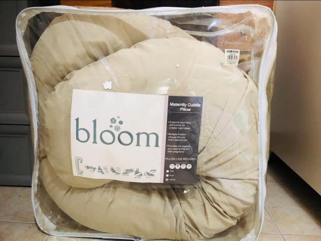 Bloom Maternity Cuddle Pillow (Category: Maternity Care) located in Bulacan. Submitted by mommymela (Listing ID 1466593020, Image 1). Description: .