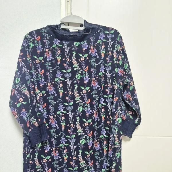 Blouse (Category: Other Tops) located in Singapore. Submitted by bunjangpartners (Listing ID 1466725939, Image 3). Description: 1) Wrinkle-free, thin, and cool blouse Chest width: 55cm Selling summer clothes at a discount 2) Chest width: 52cm Length: 75cm 3) Chest width: 50cm Front length: 62cm The back length is a bit longer Price: 10,000 KRW each --[Before You Buy]-- Sourced from Bunjang, Korea's leading recommerce platform through our purchasi
