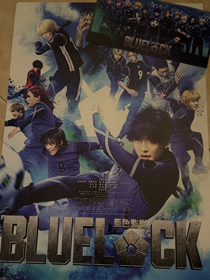 Blue Lock 藍色監獄電影海報連戲飛 （分類：文具及工藝 - 畫作及印刷品）位於 Hong Kong。 由 hithereimbusy 提交（商品編號 1466752746，圖片 1）。簡介： Blue Lock live action movie poster bundle. Includes the large promotional poster featuring the main cast in blue jerseys, plus a matching ticket holder card at the top. Great collection for fans of the Japanese football manga adaptation. Clean paper items, ready for framing or display.。