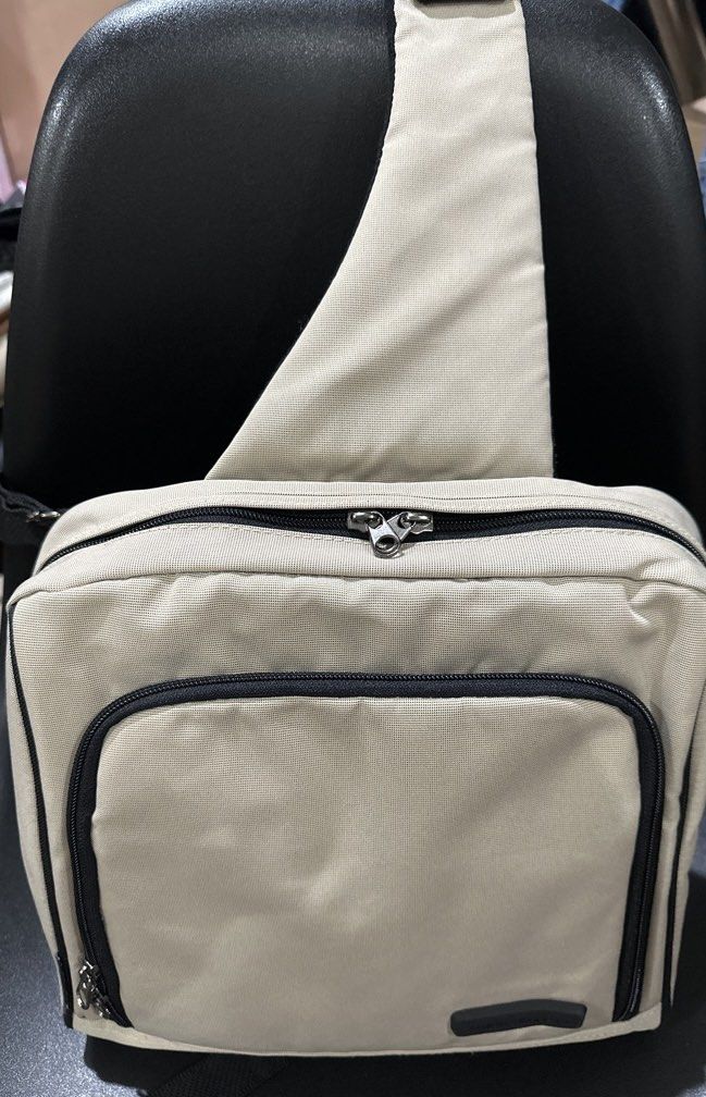 Body Bag / Sling bag (Category: Sling Bags) located in Manila. Submitted by krystalchewey_ (Listing ID 1466607113, Image 1). Description: Used Actual Photo Posted 790php Simon&Co.