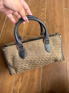 (Category: ) located in . Submitted by prettyold.bags (Listing ID 1466682119, Image 1). Description: .