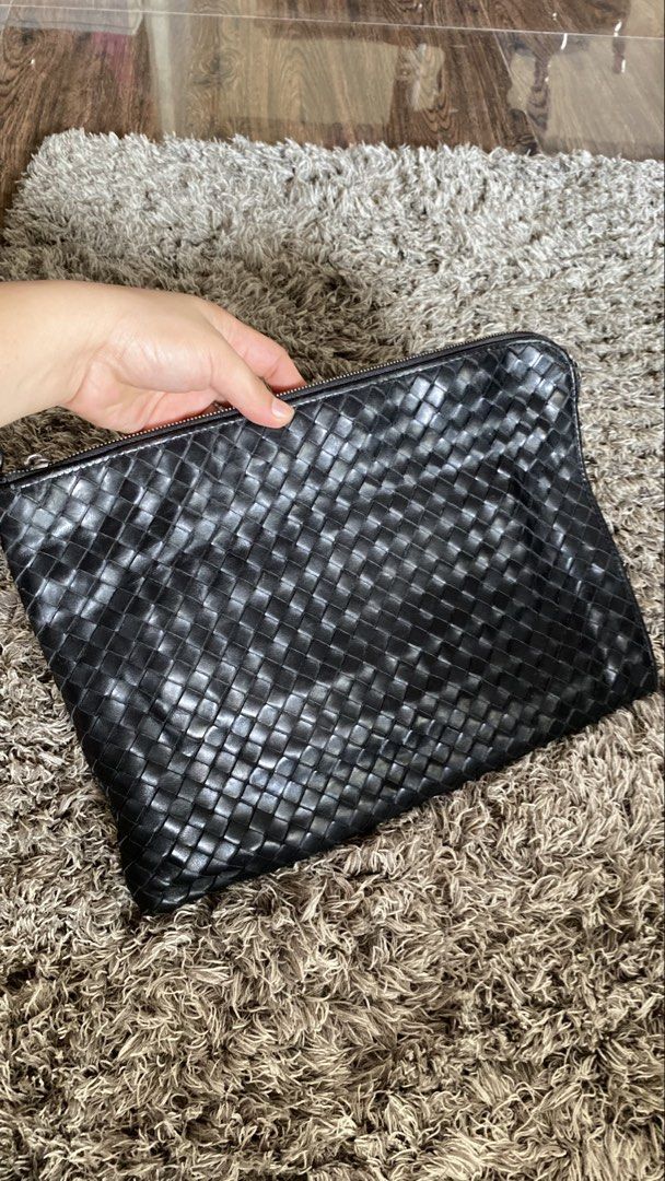 Bottega clutch (Category: Luxury Bags & Wallets) located in Tagum. Submitted by amarasluxbag (Listing ID 1466566096, Image 2). Description: May dirt sa loob Super tibay Maganda pa Sign of used only.