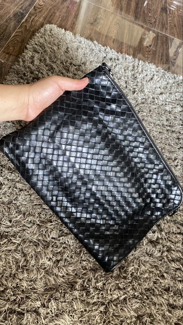 Bottega clutch (Category: Luxury Bags & Wallets) located in Tagum. Submitted by amarasluxbag (Listing ID 1466566096, Image 3). Description: May dirt sa loob Super tibay Maganda pa Sign of used only.