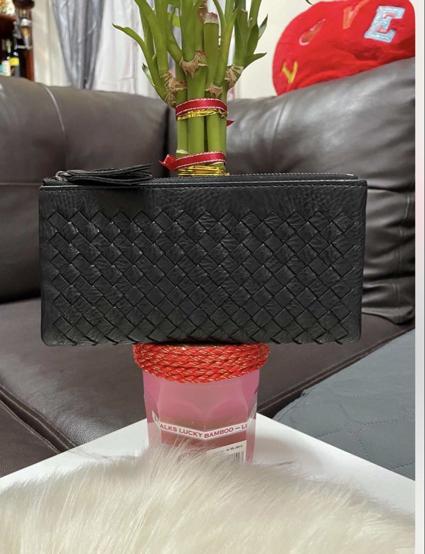 Bottega Veneta (Category: Wallets & Card holders) located in Mandaue City. Submitted by ludz_0246 (Listing ID 1465905969, Image 1). Description: Coded Soft genuine leather Gun metal hardware Card Slot No Issue Actual photo.