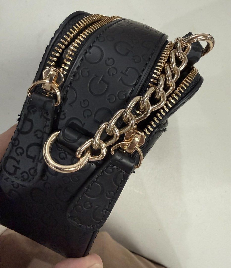 BRANDNEW - GUESS SLING BAG (Category: Cross-body Bags) located in San Fernando. Submitted by annieprelovedshop (Listing ID 1466659310, Image 2). Description: 💯 ORIGINAL.