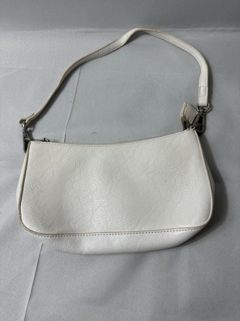 Brandy Melville Y2K Leather Pochette (Category: Shoulder Bags) located in Cabanglasan. Submitted by thefashiongarage.co (Listing ID 1466620447, Image 1). Description: .