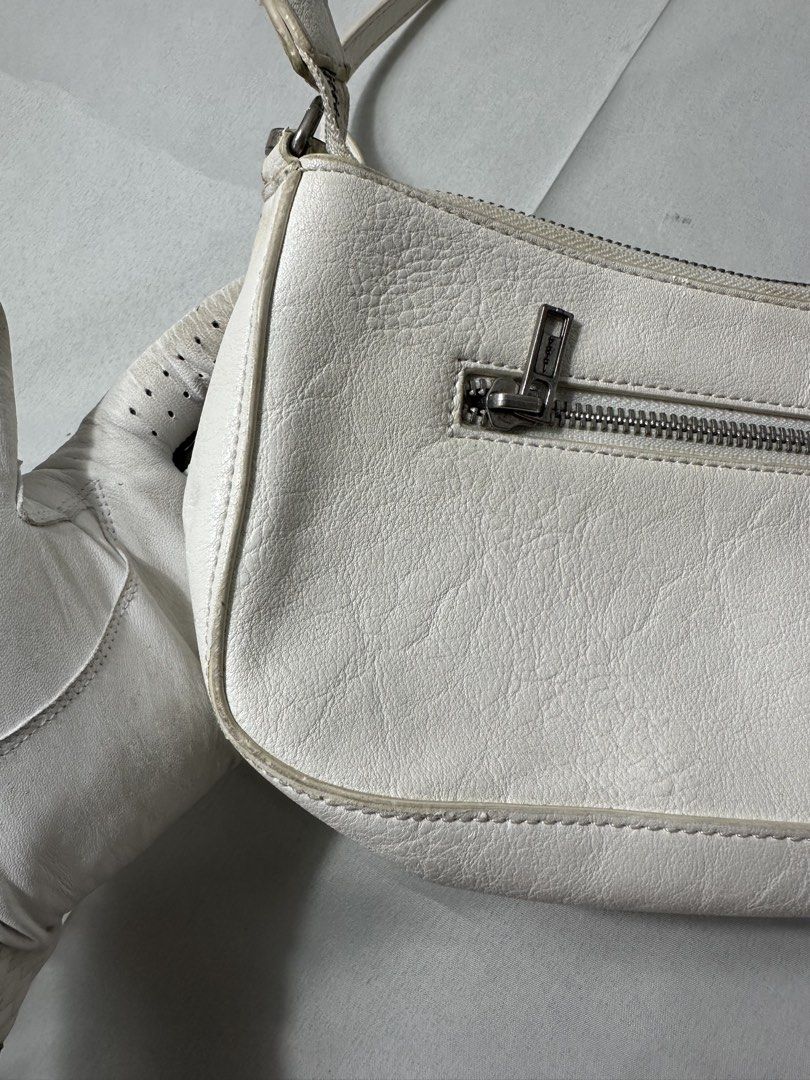 Brandy Melville Y2K Leather Pochette (Category: Shoulder Bags) located in Cabanglasan. Submitted by thefashiongarage.co (Listing ID 1466620447, Image 3). Description: .
