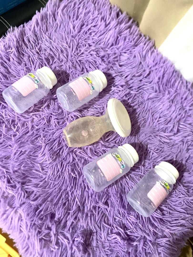 Breast Milk Bottles and Dula Sealing Disc (Category: Breastfeeding & Bottle Feeding) located in Quezon City. Submitted by macastillo1998 (Listing ID 1466591088, Image 1). Description: - 4x Milk storage bottles with white caps and pink label areas - 1x Manual breast pump for easy expression - 1x Ziploc bag containing extra clear Dula silicone valves and duckbill parts - Perfect starter set for pumping and storing breast milk - Thoroughly cleaned, 