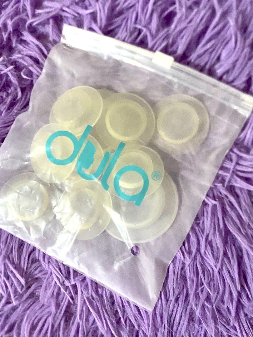 Breast Milk Bottles and Dula Sealing Disc (Category: Breastfeeding & Bottle Feeding) located in Quezon City. Submitted by macastillo1998 (Listing ID 1466591088, Image 2). Description: - 4x Milk storage bottles with white caps and pink label areas - 1x Manual breast pump for easy expression - 1x Ziploc bag containing extra clear Dula silicone valves and duckbill parts - Perfect starter set for pumping and storing breast milk - Thoroughly cleaned, 
