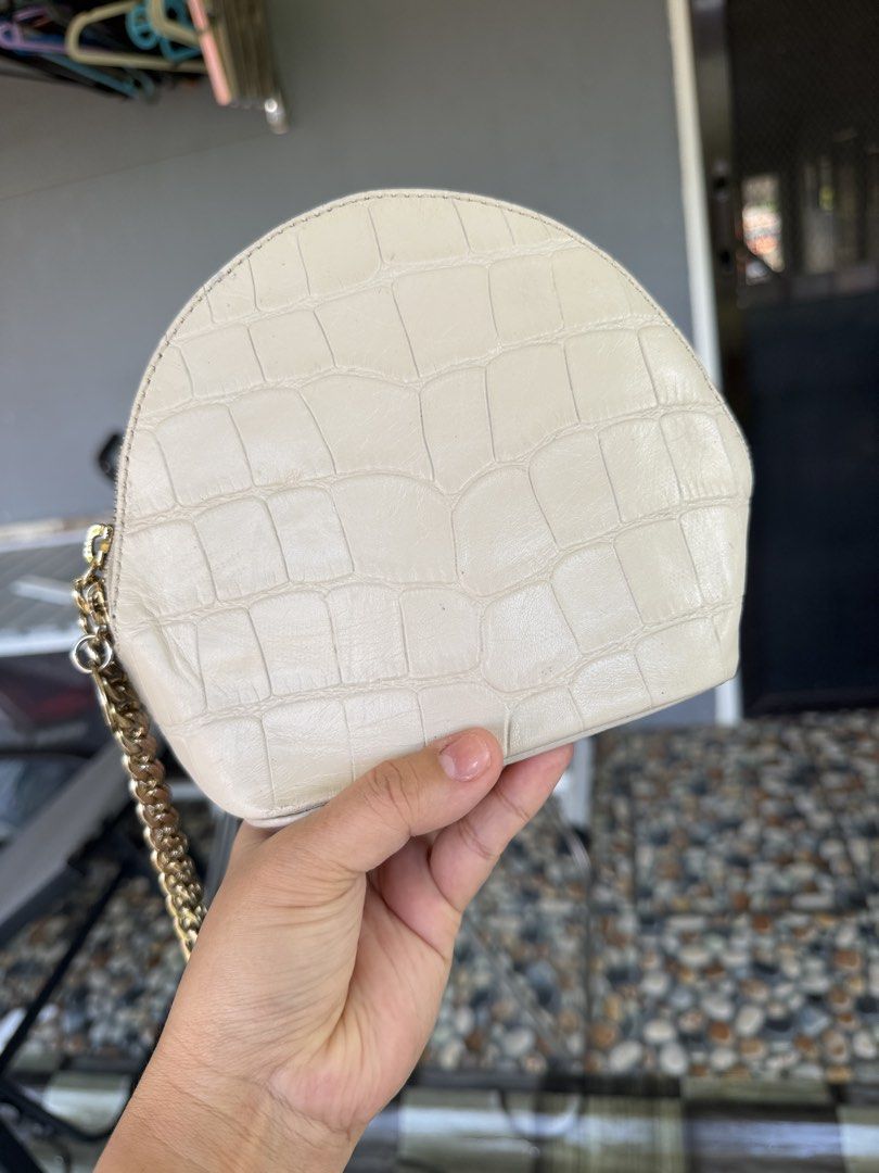 Bucks & Leather Ivory Wristlet (Category: Purses & Pouches) located in Cadiz. Submitted by solynb28 (Listing ID 1466639213, Image 1). Description: -very nice in actual -clean and ready to use -pwede lagyan ng sling ang back part -negotiable -▫️what you see is what you get▫️colors may vary due tolighting▫️buy at your own risk ▫️no long reservation, unless the item is paid▫️payment 1st policy▫️no return, no exchange, no refund▫️joy miners/reservers