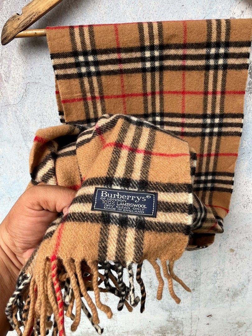 Burberry (Category: Luxury Accessories) located in Siay. Submitted by Jaaziahthriftdumaguete (Listing ID 1466614305, Image 3). Description: Mine : 2000 ship excellent condition flawless 10/10 color rate 65 length haba 11.5 width lapad Location Zamboanga Sibugay Mindanao.