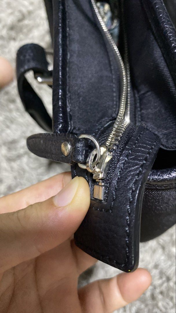 Burberry (Category: Luxury Apparel) located in Tagum. Submitted by amarasluxbag (Listing ID 1466650167, Image 3). Description: Ganda pa neto Super tibay Ykk zipper No flaws Sign of use only.