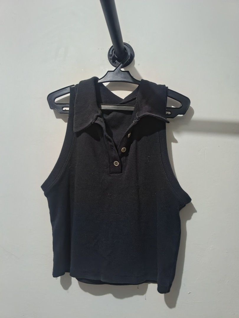 Buttoned tank top (Category: Sleeveless) located in Capas. Submitted by yoharadeclutter (Listing ID 1466738205, Image 1). Description: .