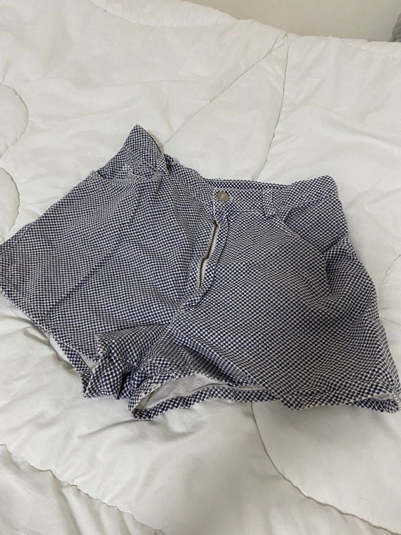 Byer California Houndstooth Shorts (Category: Shorts) located in Manila. Submitted by eileenmaye67636 (Listing ID 1466700374, Image 1). Description: PRELOVED! - Brand: A. Byer California - Pattern: Classic blue and white houndstooth - Fit: High-waisted waistline: 26-27 shipping: j&t and lalamove.