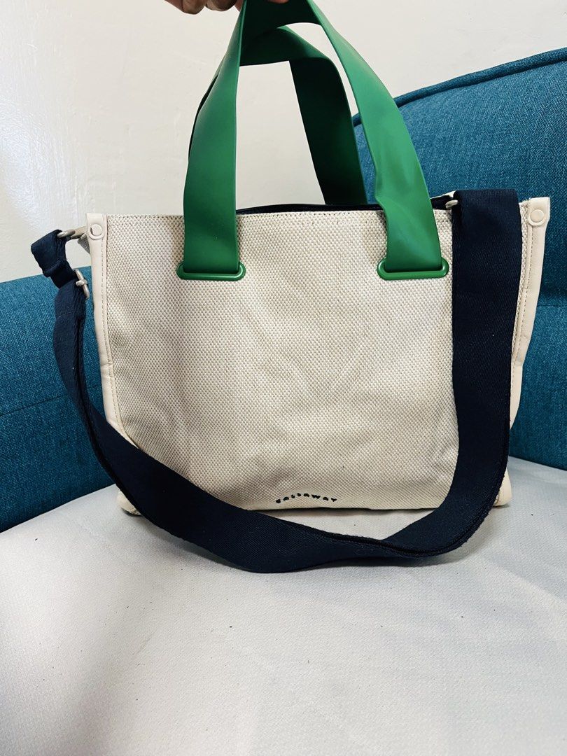 CALLAWAY 2WAY CANVAS BAG (Category: Sling Bags) located in Tacurong. Submitted by pearlitas_ukay (Listing ID 1466568862, Image 2). Description: CALLAWAY 2way SLING Canvass rubber handle Excellent Medium With free pouch Mine 380 matic yours🤗 •Thrifted •UkayUkay.