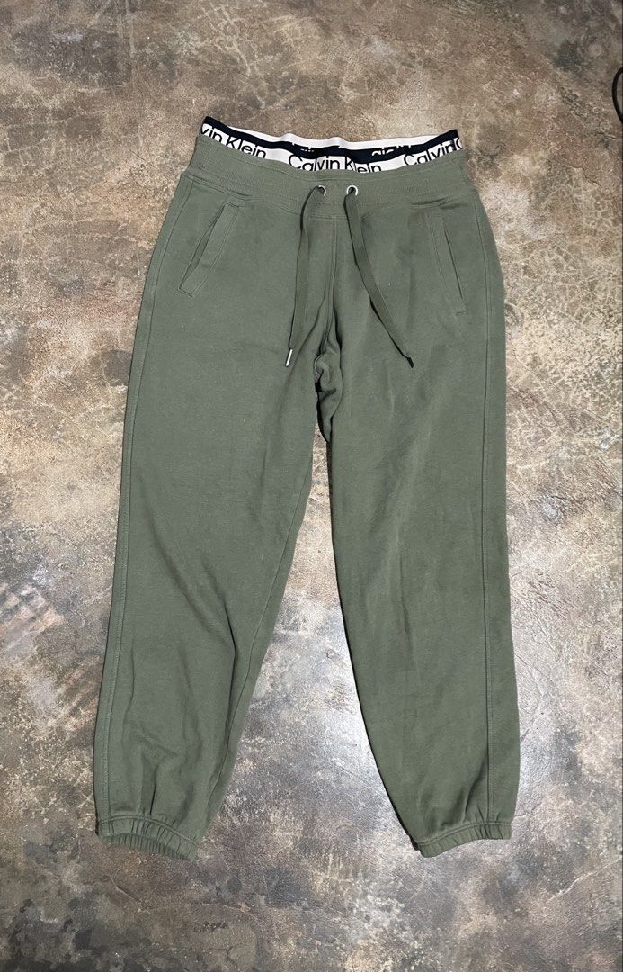 Calvin Klein jogger pants (Category: Looking For) located in Davao. Submitted by mj_designervintagecurator (Listing ID 1466645927, Image 3). Description: 📌In good condition 📌waist 30-34- bust 42 - legs 22- length 36 inches.