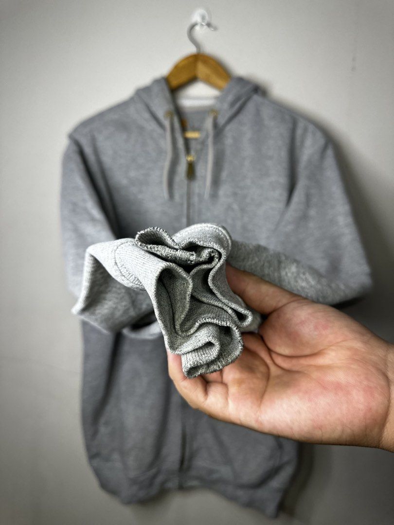 CARHARTT ZIP HOODIE (Category: Coats, Jackets and Outerwear) located in Molave. Submitted by thriftmate13 (Listing ID 1466588015, Image 2). Description: issue minimal on ribbings.