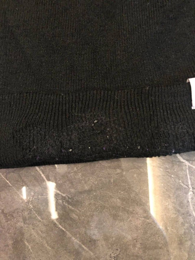 Carhat Black Beanie Knit Hat (Category: Hats & Beanies) located in Santa Cruz. Submitted by remsonnnc (Listing ID 1466625568, Image 3). Description: - Color: Classic black - Style: Knit beanie with folded brim and Carhartt square logo patch - Condition: Pre-loved with minor fabric wear, piling near the front, and slight seam pulling at the top crown - Vibe: Essential winter streetwear for cold weather Issue on pic and cut tag 380 + sf Location: L