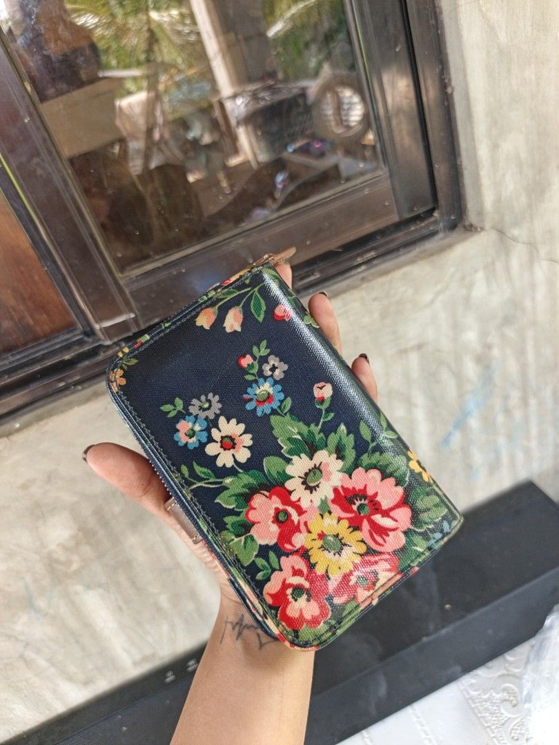 Cath kidston wallet for women (Category: Wallets & Card holders) located in Quezon, Isabela. Submitted by ukay-ukaybylyn (Listing ID 1466572796, Image 2). Description: super ganda😍 matibay sya minimal flaws sa last pic.