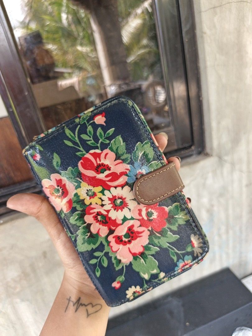 Cath kidston wallet for women (Category: Wallets & Card holders) located in Quezon, Isabela. Submitted by ukay-ukaybylyn (Listing ID 1466572796, Image 1). Description: super ganda😍 matibay sya minimal flaws sa last pic.