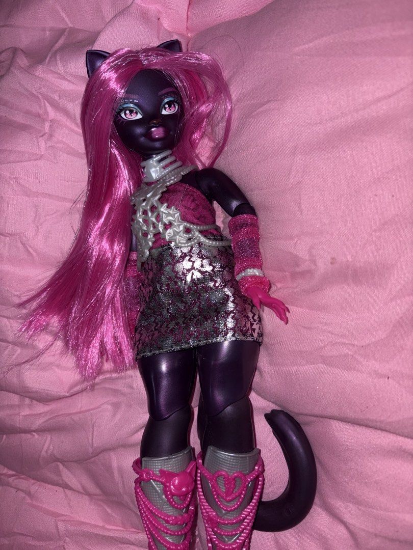 catty noir doll (Category: Figurines & Statues) located in Manila. Submitted by saintevangeline (Listing ID 1466768414, Image 1). Description: complete accessories with locker🎀.