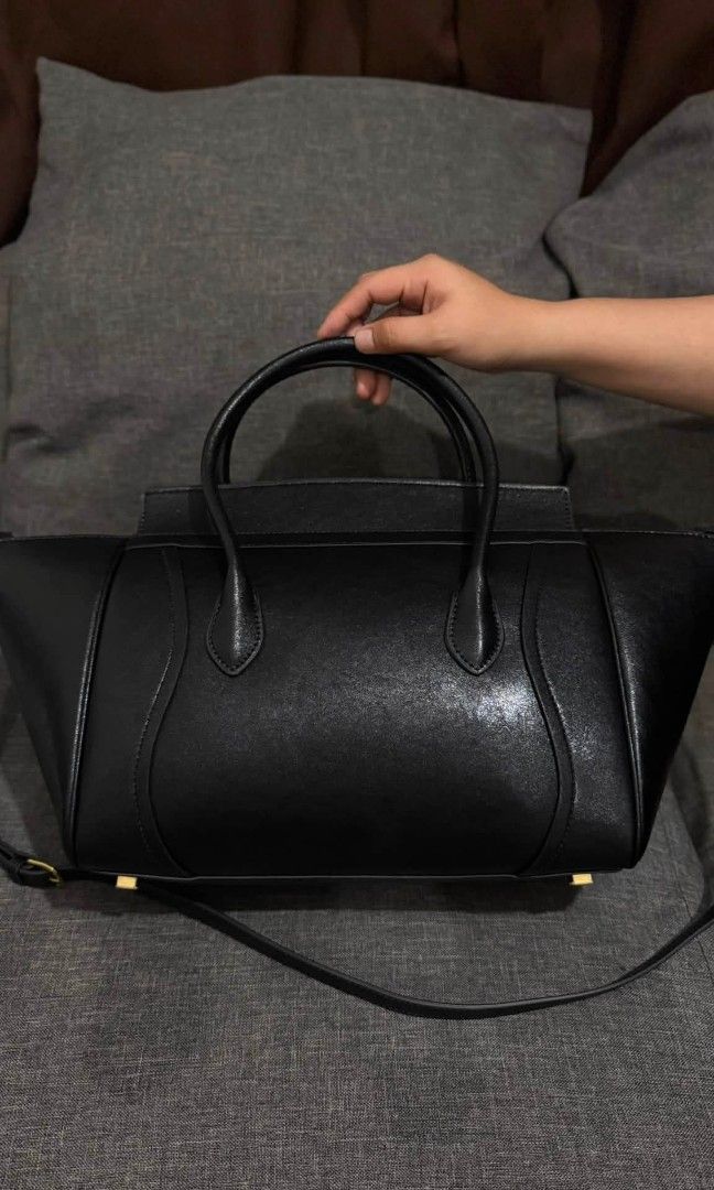 Celine (Category: Luxury Bags & Wallets) located in Imus. Submitted by zrnsls28 (Listing ID 1466716051, Image 3). Description: Celine CODED NO ISSUE‼️.