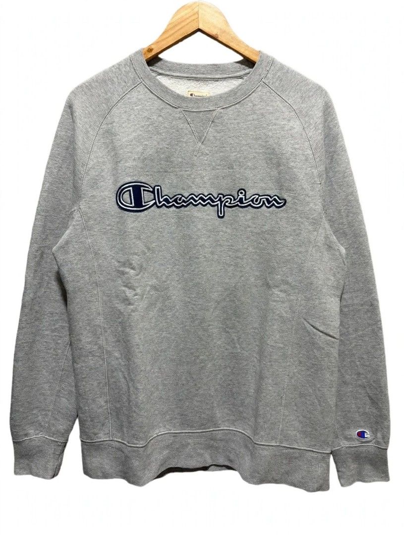 Champion Gray Script Logo Sweatshirt Medium (Category: Coats, Jackets and Outerwear) located in Quezon City. Submitted by kimzxc_536 (Listing ID 1466697690, Image 1). Description: BRAND: CHAMPION Size : LARGE TO SEMI XLARGE Dimes: 22.X.28 Condition: EXCELLENT Colorate: 9.7/10 Issue : ❌ Price: 600.