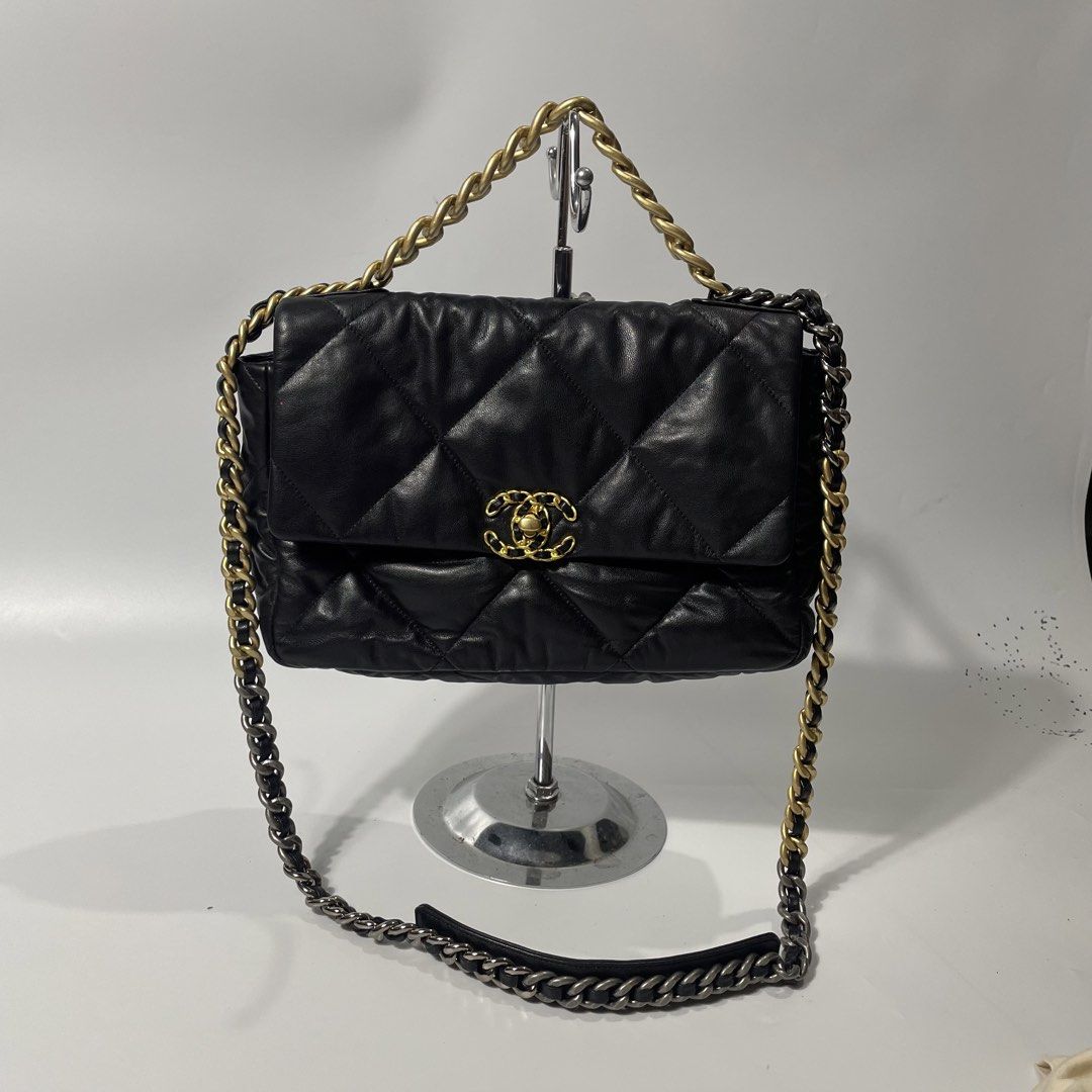CHANEL 19 FLAP BAG (Category: Shoulder Bags) located in Ilog. Submitted by tahimikgumalaw1of1 (Listing ID 1466762975, Image 2). Description: Chanel 19 Flap Bag crafted in soft quilted Like new No Flaws Dm me 📩.