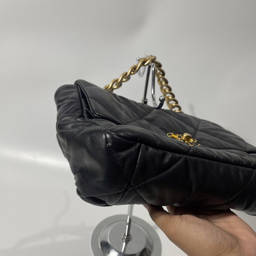CHANEL 19 FLAP BAG (Category: Shoulder Bags) located in Ilog. Submitted by tahimikgumalaw1of1 (Listing ID 1466762975, Image 3). Description: Chanel 19 Flap Bag crafted in soft quilted Like new No Flaws Dm me 📩.