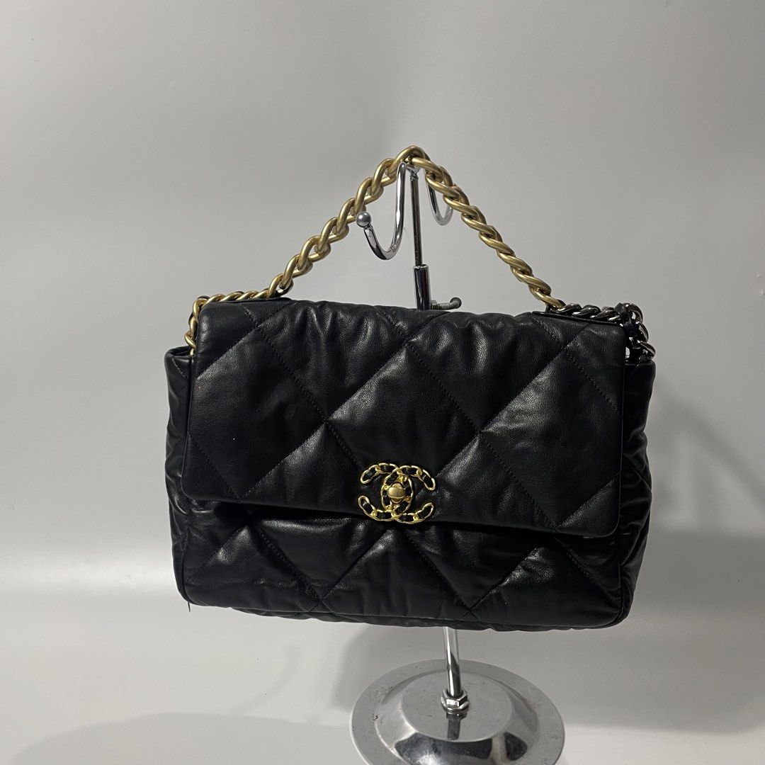 CHANEL 19 FLAP BAG (Category: Shoulder Bags) located in Ilog. Submitted by tahimikgumalaw1of1 (Listing ID 1466762975, Image 1). Description: Chanel 19 Flap Bag crafted in soft quilted Like new No Flaws Dm me 📩.