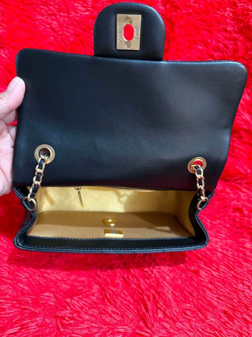 Chanel Pearl Crush Chain Sling (Category: Cross-body Bags) located in Davao. Submitted by luxxe_closet (Listing ID 1466646398, Image 3). Description: Preloved from Japan 🇯🇵 No issues Flawless Micro chip serial code .