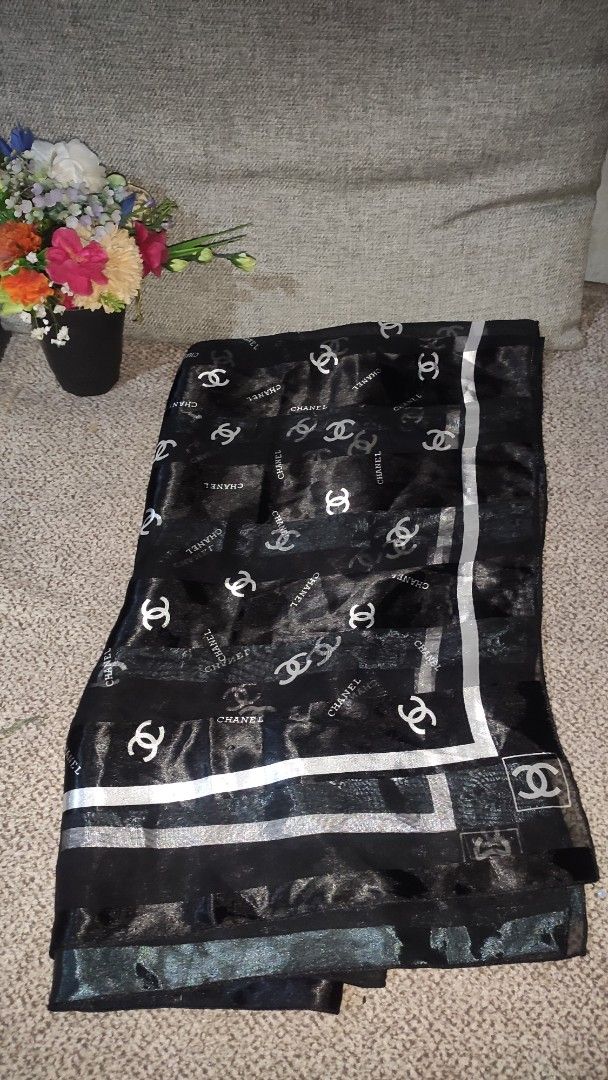 CHANEL Silk Coco Mark Large Scarf Black Glossy (Category: Scarves) located in Imus. Submitted by ryanneakiko (Listing ID 1466611363, Image 1). Description: 📌995 + shipping CC scarf 🥰 NO ISSUE 🇯🇵SOURCE: JAPAN SURPLUS bawal Po sa maselan mine now pay later no reservations 1st to pay basis , una mkakabayad kanyA COURIER ↙️ 📌COD : SF only via SPX COURIER 📌FLASH EXPRESS: NO COD/NO.COP 📌LALAMOVE loc IMUS CAVITE meet up alapan 1c Dreamville 4 sub