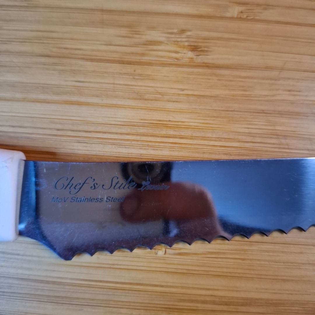 Chef's Stile MoV Stainless Steel Bread Knife (Category: Knives & Chopping Boards) located in Mandaluyong City. Submitted by edward123_andren (Listing ID 1466762813, Image 2). Description: Chef's Stile bread knife with MoV stainless steel blade. Serrated edge cuts through crusty loaves easily. White plastic handle, comfortable grip. Good weight distribution, sharp edge. Minor scratches on the blade from use, handle clean. Reliable kitchen tool for