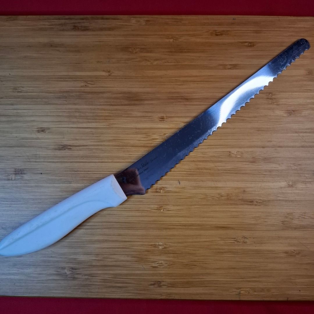 Chef's Stile MoV Stainless Steel Bread Knife (Category: Knives & Chopping Boards) located in Mandaluyong City. Submitted by edward123_andren (Listing ID 1466762813, Image 1). Description: Chef's Stile bread knife with MoV stainless steel blade. Serrated edge cuts through crusty loaves easily. White plastic handle, comfortable grip. Good weight distribution, sharp edge. Minor scratches on the blade from use, handle clean. Reliable kitchen tool for