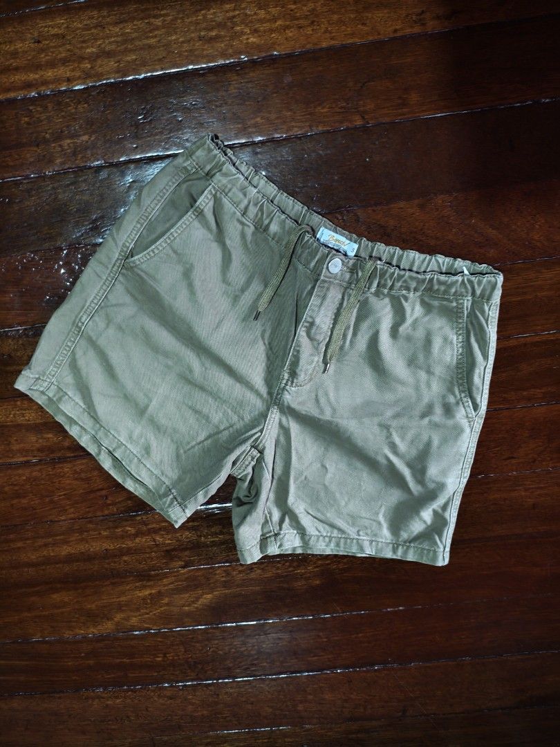 CHINO SHORT (Category: Shorts) located in Manila. Submitted by sepjidawn (Listing ID 1466611592, Image 1). Description: CHINO SHORT conditions: 9.2/10 size: small color: mocha brown ⏹️PRICE; 179 🟡original bench twill short yan 🟡drawstring and botones type 🟡above the knee yan 🟡comfy suotin 🟡4 pockets front and back 🟡hanggang pang size 30 waistline only 🟡maganda pang porma madali bagayan 🟡color may be varie due lightning 🟡UGALIIN BASAHIN A