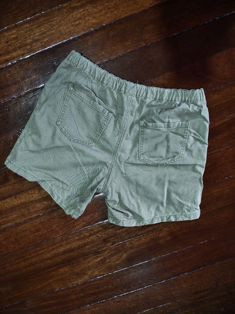 CHINO SHORT (Category: Shorts) located in Manila. Submitted by sepjidawn (Listing ID 1466611592, Image 2). Description: CHINO SHORT conditions: 9.2/10 size: small color: mocha brown ⏹️PRICE; 179 🟡original bench twill short yan 🟡drawstring and botones type 🟡above the knee yan 🟡comfy suotin 🟡4 pockets front and back 🟡hanggang pang size 30 waistline only 🟡maganda pang porma madali bagayan 🟡color may be varie due lightning 🟡UGALIIN BASAHIN A
