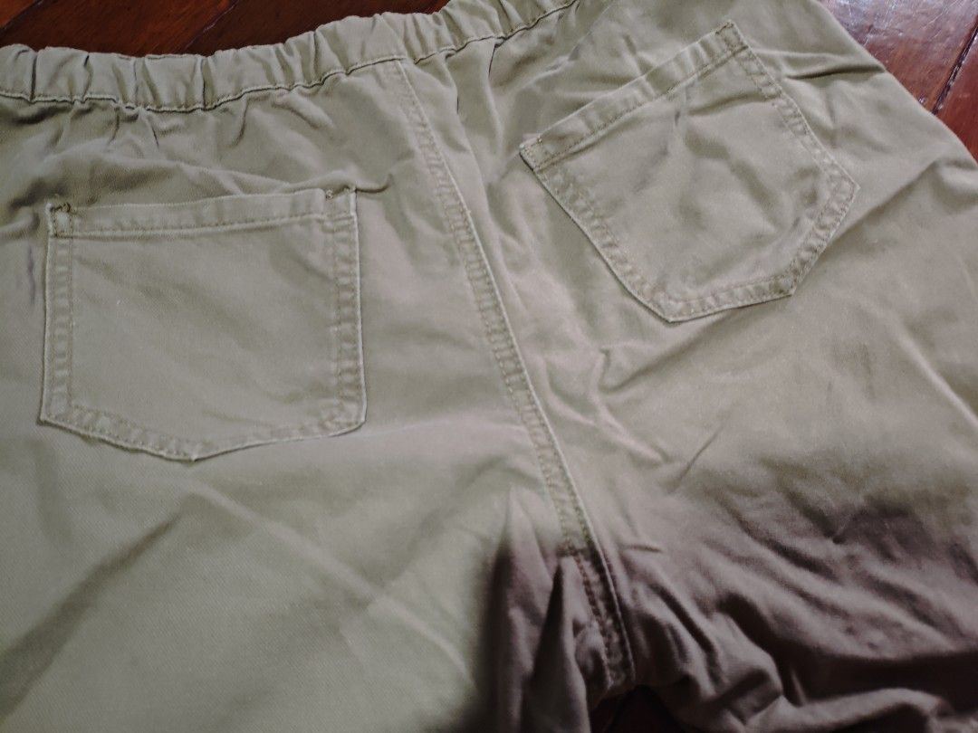 CHINO SHORT (Category: Shorts) located in Manila. Submitted by sepjidawn (Listing ID 1466611592, Image 3). Description: CHINO SHORT conditions: 9.2/10 size: small color: mocha brown ⏹️PRICE; 179 🟡original bench twill short yan 🟡drawstring and botones type 🟡above the knee yan 🟡comfy suotin 🟡4 pockets front and back 🟡hanggang pang size 30 waistline only 🟡maganda pang porma madali bagayan 🟡color may be varie due lightning 🟡UGALIIN BASAHIN A