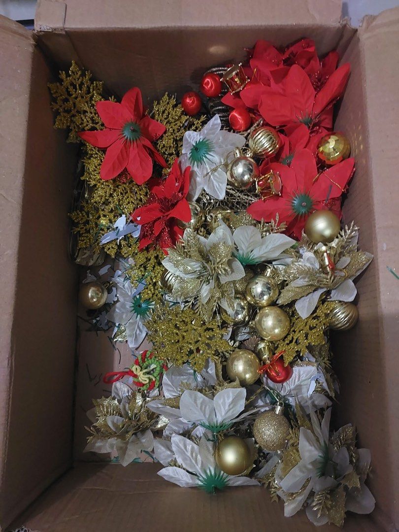 Christmas Tree & Decor (Category: Artificial Plants & Flowers) located in Manila. Submitted by shingyling (Listing ID 1466705845, Image 3). Description: Christmas tree & ornaments - P800 - Slightly used - lights NOT included - loc: Lower Antipolo / Marikina.