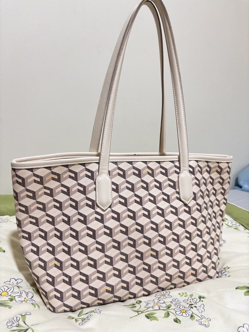 Christy Ng Tote Bag Russo Medium (Category: Tote Bags) located in Manila. Submitted by alygdl (Listing ID 1466619943, Image 2). Description: Christy Ng tote bag Russo Months used Unnoticeable signs of usage see photos Location FAIRLANE RESIDENCE RFS: DECLUTTER.