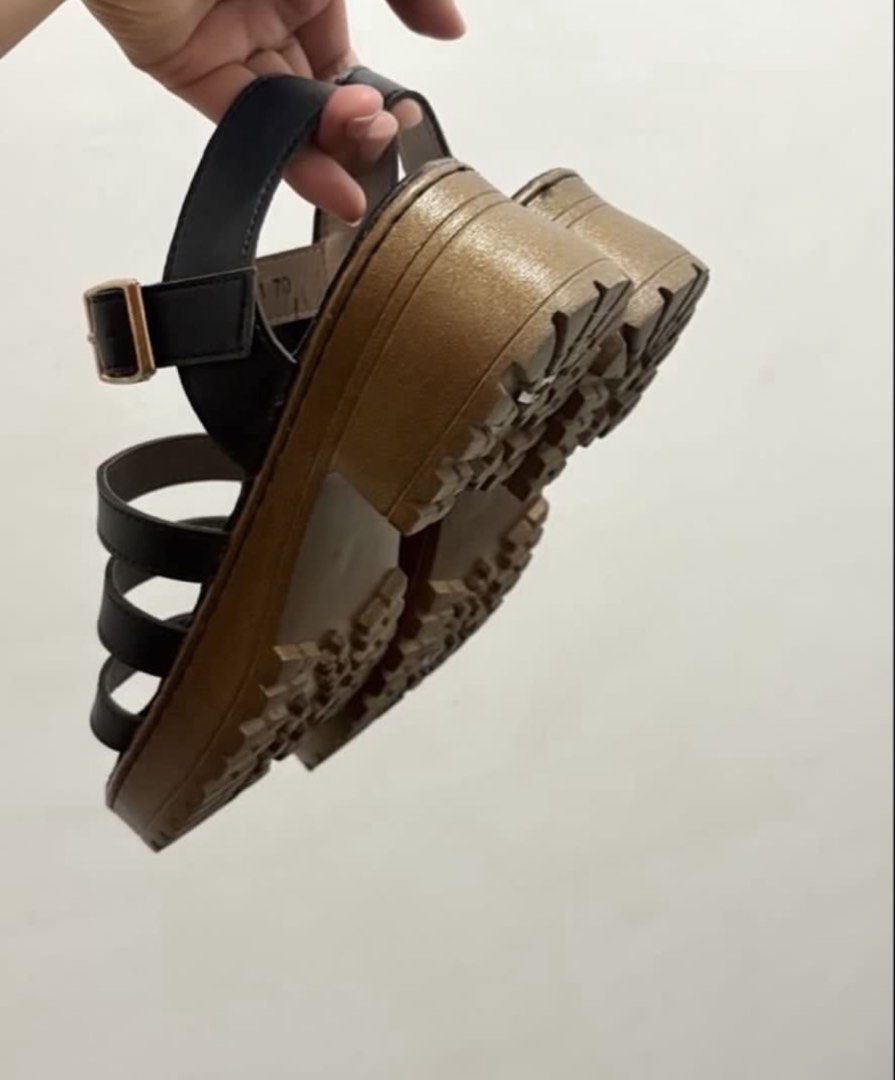 Chunky Sandals (Category: Flats & Sandals) located in Muntinlupa City. Submitted by closetfinds_ph_952 (Listing ID 1466599626, Image 3). Description: Used twice No damages Heel height : 2.5 inches Size: 7 Location: Alabang, Muntinlupa.