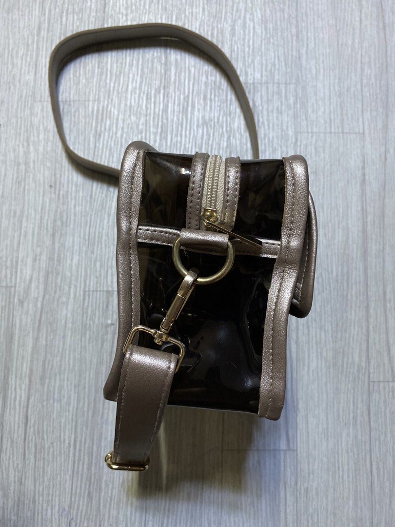 Clear Transparent Crossbody Bag (Category: Cross-body Bags) located in Pasig City. Submitted by terrencec34805 (Listing ID 1466739989, Image 2). Description: Trendy clear vinyl crossbody bag with stylish metallic rose gold trim In very good condition .