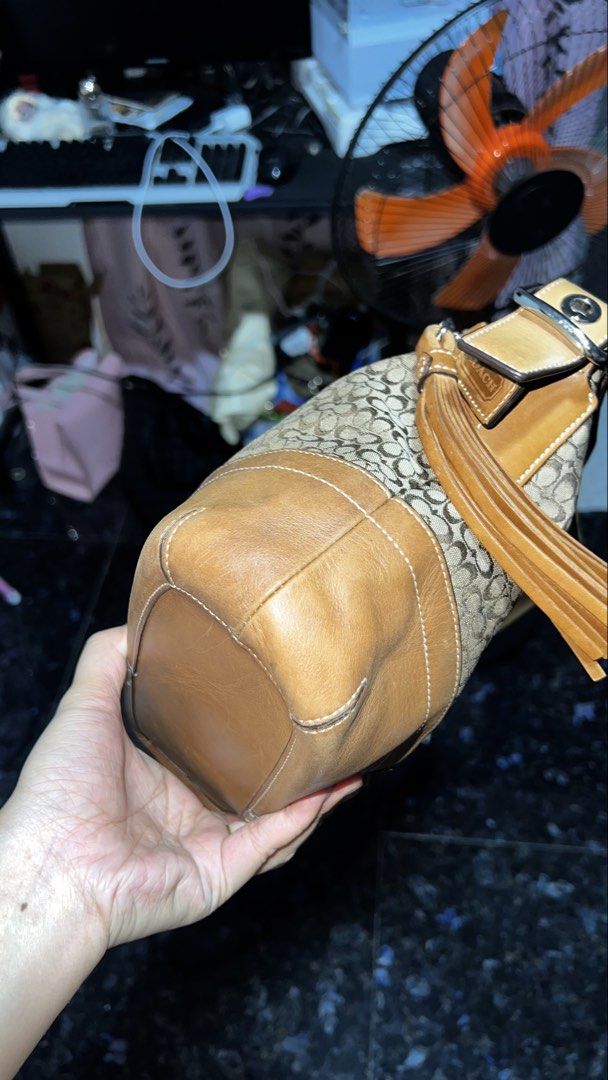 Coach (Category: Luxury Bags & Wallets) located in Manila. Submitted by luckyfire_035e95 (Listing ID 1466564518, Image 3). Description: Ang Ganda pa nito sa personal.