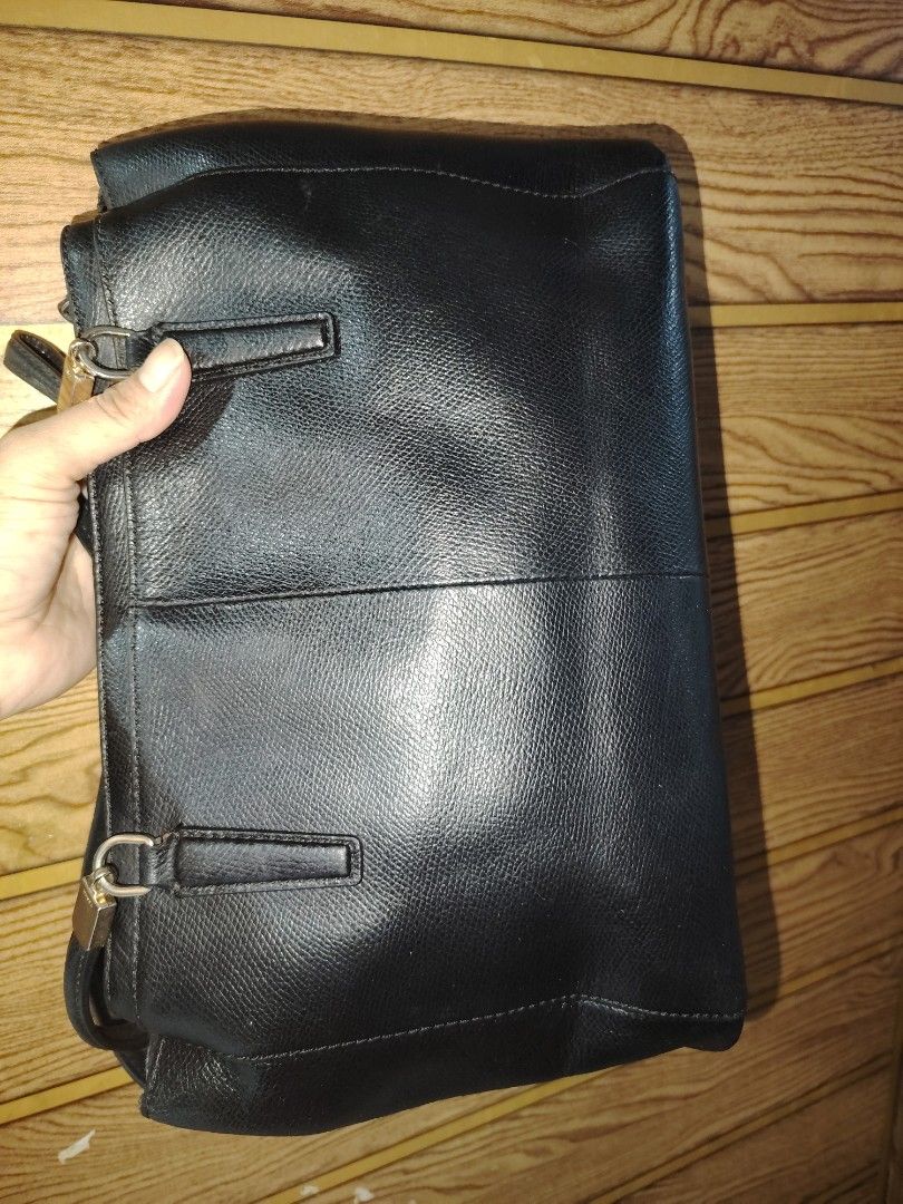 Coach (Category: Shoulder Bags) located in Bulacan. Submitted by jhefkheelo02163 (Listing ID 1466571282, Image 3). Description: Coach shoulder bag No flaws With sling slot Issue no sling .
