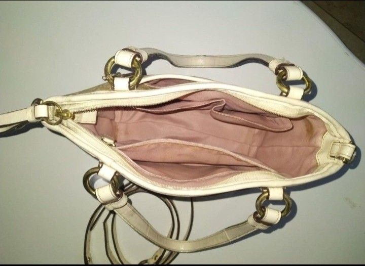 COACH (Category: Luxury Bags & Wallets) located in Bulacan. Submitted by mitchikoscollection (Listing ID 1466679705, Image 3). Description: 🩷‼️ Please READ‼️🩷 COACH Sling/Hand Bag 🛍️ FREE with Minimum Purchase of Worth 3K and Up .. FREE kapag bumili ng halagang 3K pataas sa kahit anong Item's ko .. Authentic/Original Coach With normal sign of usage , But still Presentable ISSUES ~ Cracks strap , Lil unnoticeable dirt inside and Lil fading and 