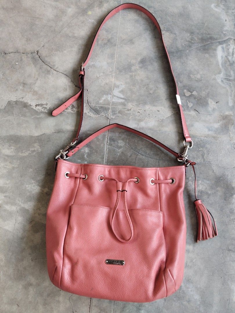 Coach Avery drawstring bucket bag (Category: Cross-body Bags) located in Batangas. Submitted by eiwoh5586 (Listing ID 1466712204, Image 2). Description: Coach Avery drawstring bucket bag pink as new need clean only san Juan Batangas location 2k.