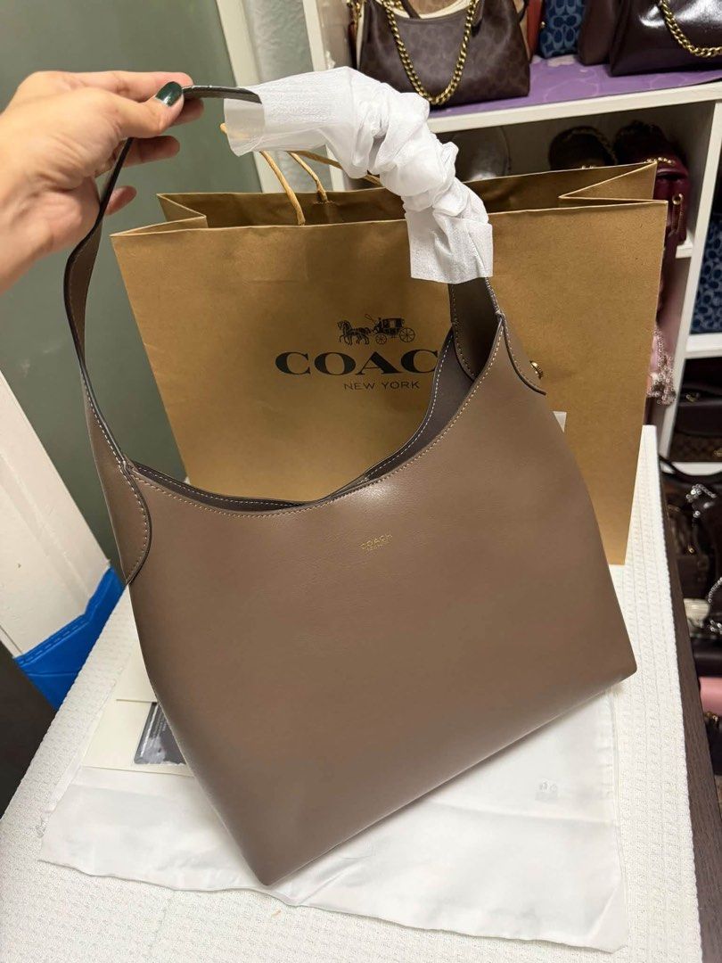 Coach Brooklyn Medium (Category: Shoulder Bags) located in Binan City. Submitted by pinkykeenshop (Listing ID 1466765438, Image 2). Description: .