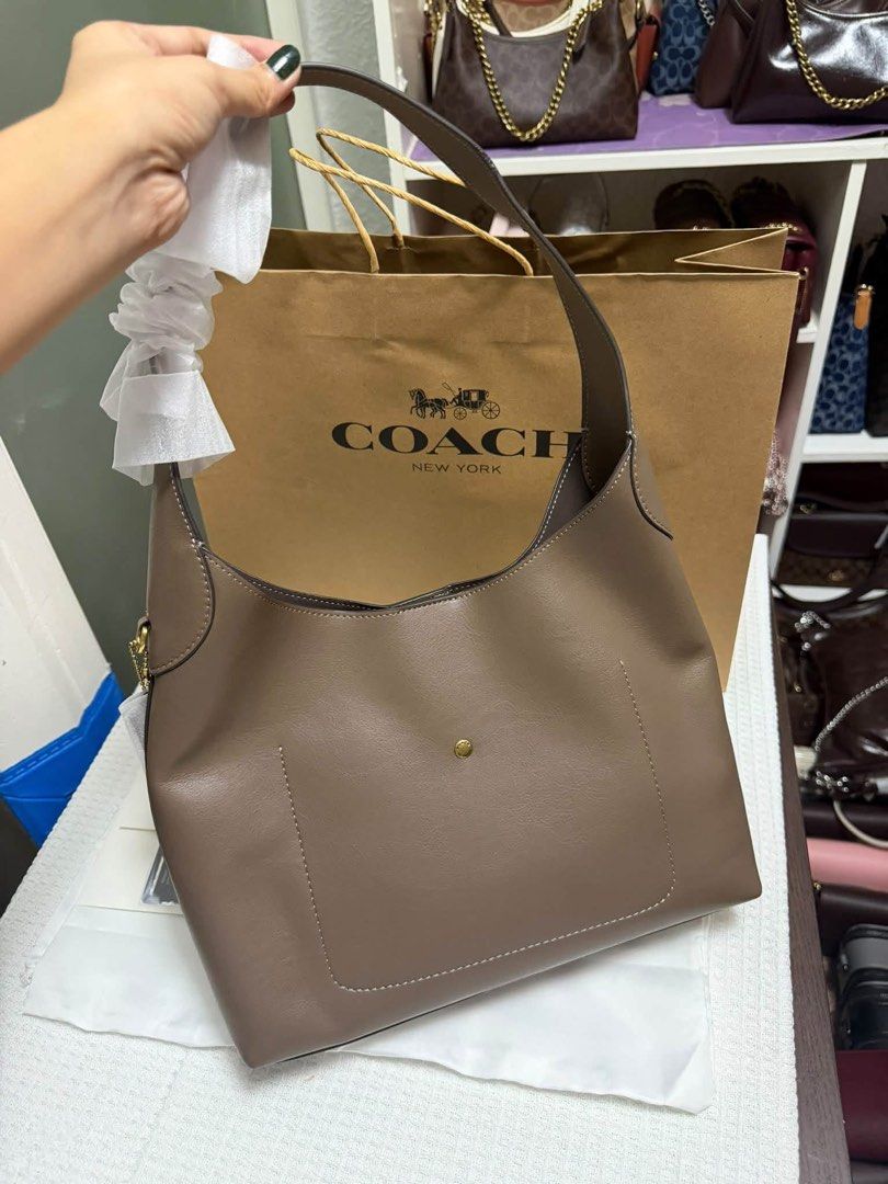 Coach Brooklyn Medium (Category: Shoulder Bags) located in Binan City. Submitted by pinkykeenshop (Listing ID 1466765438, Image 3). Description: .