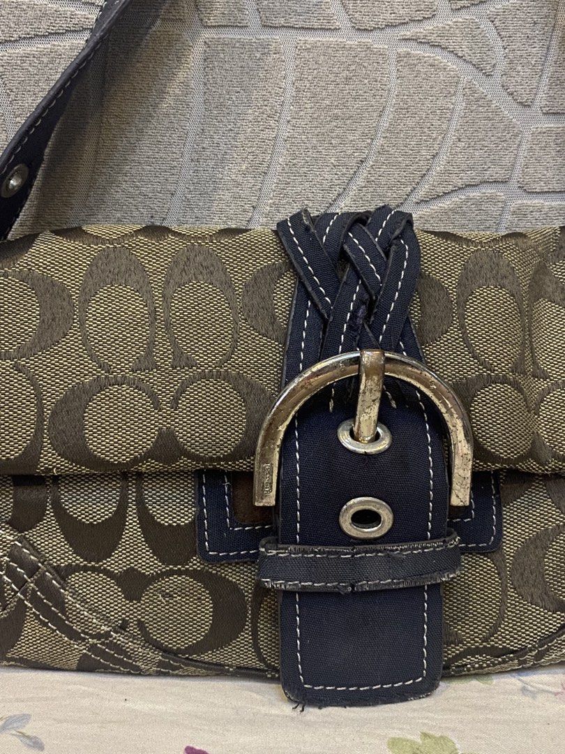Coach Buckle Bag Soho (Category: Shoulder Bags) located in Mexico. Submitted by timitum (Listing ID 1466714433, Image 2). Description: I bought it with issues na so please manage your expectations - cute trendy coach bag - issues on strap, buckle part, minor rubs - canvas is still pretty good please refrain from messaging if unsure so we can avoid wasting each other’s time! tysm 💗💗.