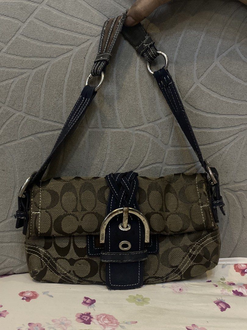 Coach Buckle Bag Soho (Category: Shoulder Bags) located in Mexico. Submitted by timitum (Listing ID 1466714433, Image 1). Description: I bought it with issues na so please manage your expectations - cute trendy coach bag - issues on strap, buckle part, minor rubs - canvas is still pretty good please refrain from messaging if unsure so we can avoid wasting each other’s time! tysm 💗💗.